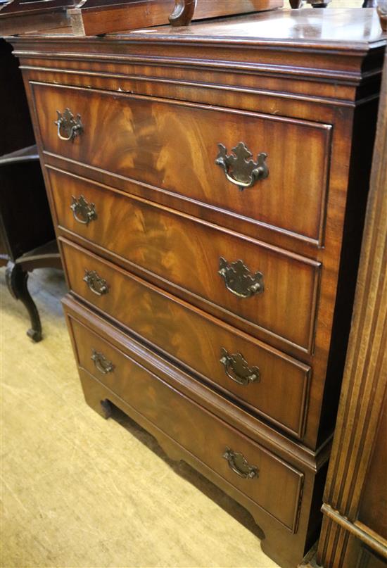 Small mahogany chest of drawers